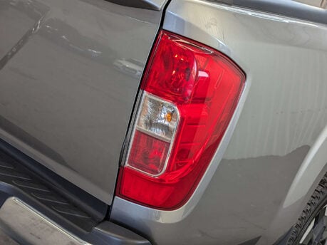 Nissan Navara 2.3 Navara Tekna dCi 4WD 5dr 42