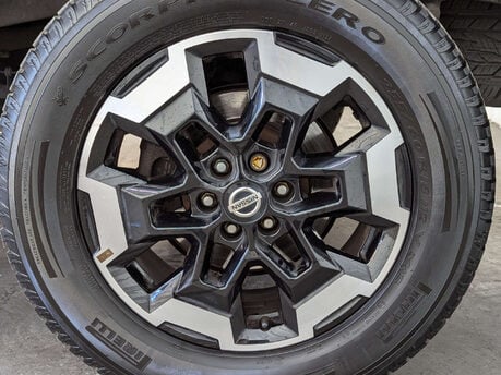 Nissan Navara 2.3 Navara Tekna dCi 4WD 5dr 30