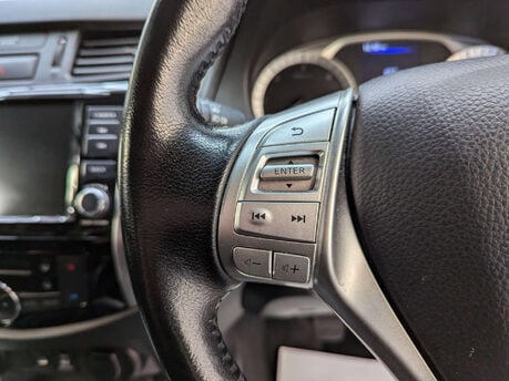 Nissan Navara 2.3 Navara Tekna dCi 4WD 5dr 69