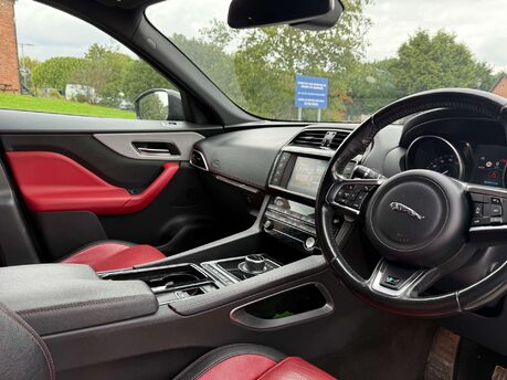 Jaguar F-Pace 2.0 F-PACE R-Sport AWD D Auto 4WD 5dr 9