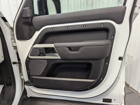 Land Rover Defender 2.0 Defender SE D Auto 4WD 5dr 52