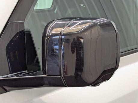 Land Rover Defender 2.0 Defender SE D Auto 4WD 5dr 29