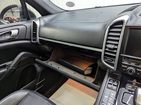 Porsche Cayenne 3.0 Cayenne V6 D Tiptronic 4WD 5dr 92
