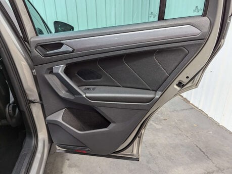 Volkswagen Tiguan 2.0 Tiguan R-Line TDI BlueMotion Technology 4Motion Semi-Auto 4WD 5dr 64