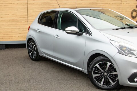 Peugeot 208 PURETECH ALLURE PREMIUM 9