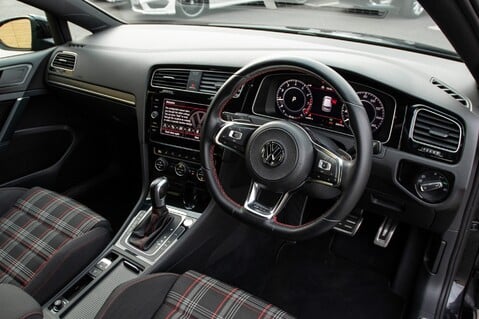 Volkswagen Golf GTI PERFORMANCE TSI DSG 5