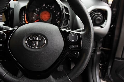 Toyota Aygo VVT-I X-TREND X-SHIFT TSS 22