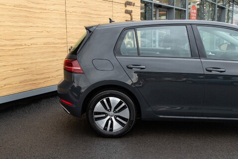 Volkswagen Golf E-GOLF 11