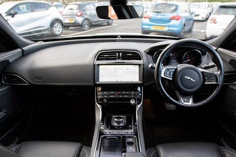 Jaguar XE R-SPORT 13