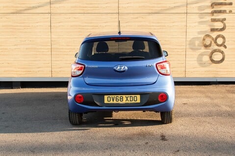 Hyundai i10 PREMIUM 8