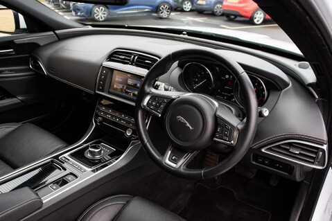 Jaguar XE R-SPORT INGENIUM AWD 5