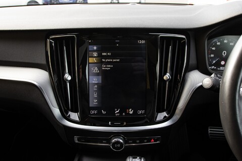 Volvo V60 D4 R-DESIGN PLUS 28