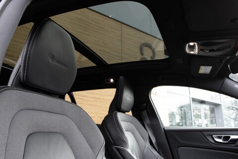 Volvo V60 D4 R-DESIGN PLUS 33