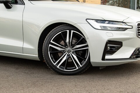 Volvo V60 D4 R-DESIGN PLUS 2