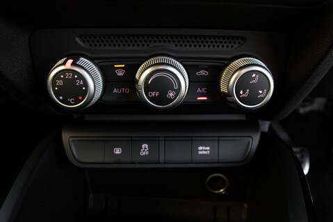 Audi A1 TFSI BLACK EDITION NAV 32