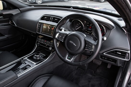 Jaguar XE R-SPORT INGENIUM AWD