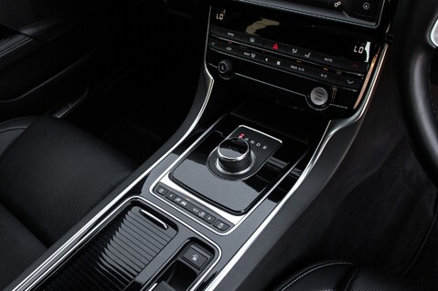Jaguar XE R-SPORT INGENIUM AWD 30