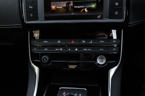 Jaguar XE R-SPORT INGENIUM AWD 31