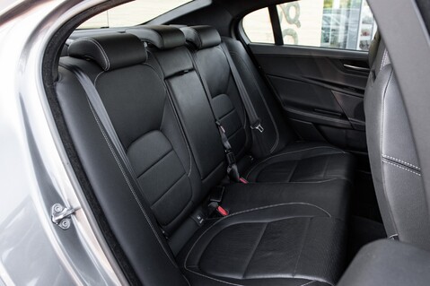 Jaguar XE R-SPORT INGENIUM AWD 33
