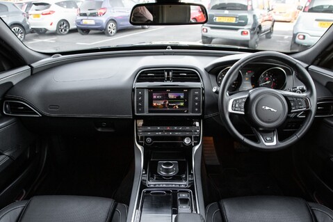 Jaguar XE R-SPORT INGENIUM AWD 4