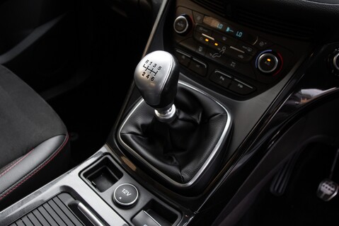 Ford Kuga ST-LINE 31