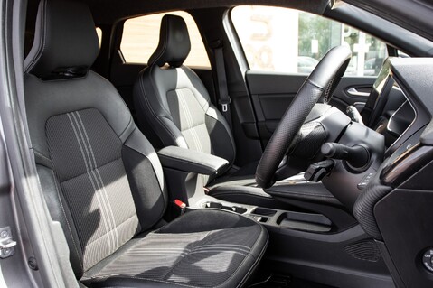 Renault Captur E-TECH ENGINEERED 34