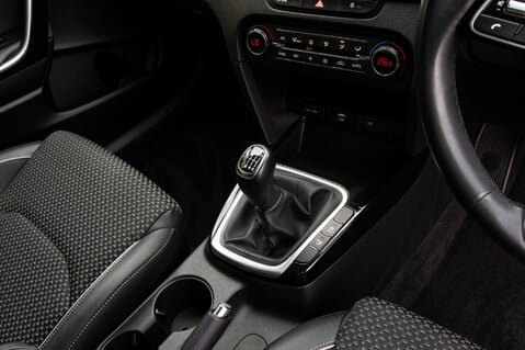 Kia Ceed CRDI 3 ISG 32