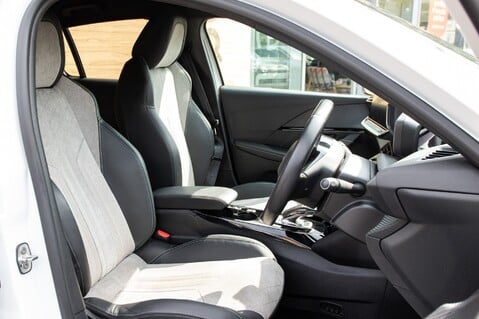Peugeot 208 GT PREMIUM 31