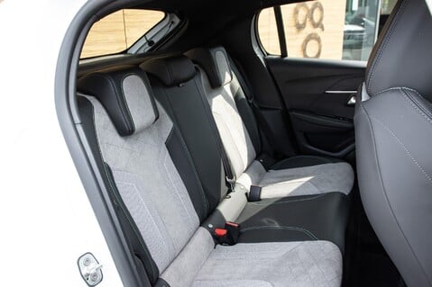 Peugeot 208 GT PREMIUM 34