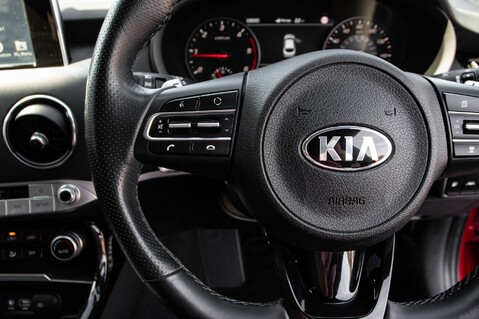 Kia Stinger GT-LINE ISG 19