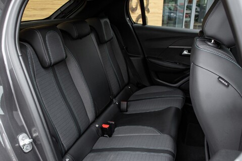 Peugeot 208 PURETECH ALLURE PREMIUM S/S 32