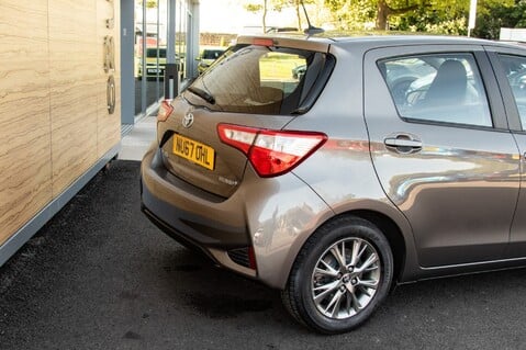 Toyota Yaris VVT-I ICON 8