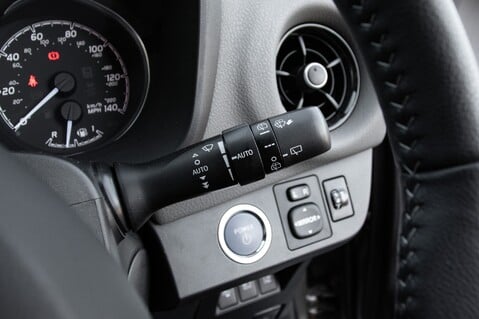 Toyota Yaris VVT-I ICON 17