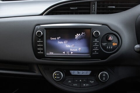 Toyota Yaris VVT-I ICON 23