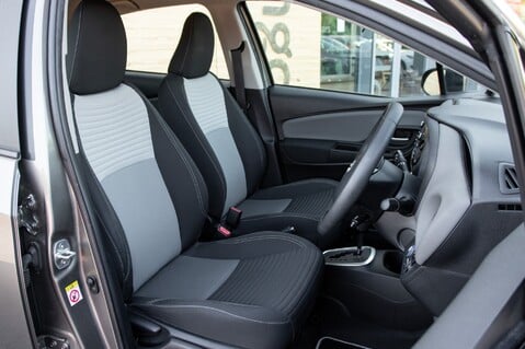 Toyota Yaris VVT-I ICON 27