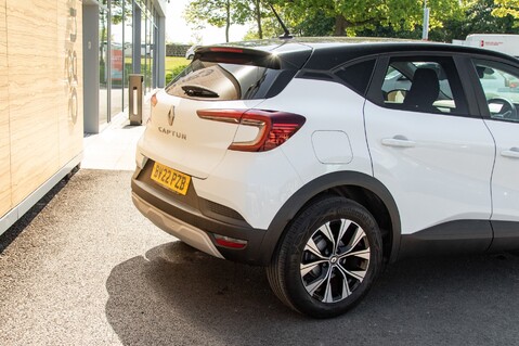 Renault Captur LIMITED TCE 8