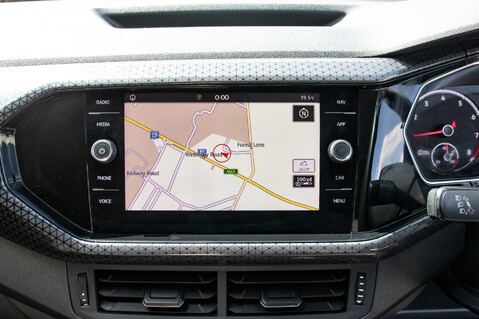 Volkswagen T-Cross SEL TSI 28