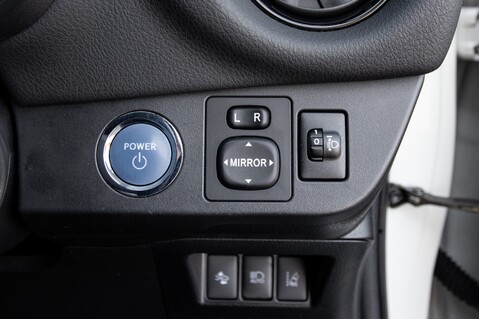 Toyota Yaris VVT-I BI-TONE 16