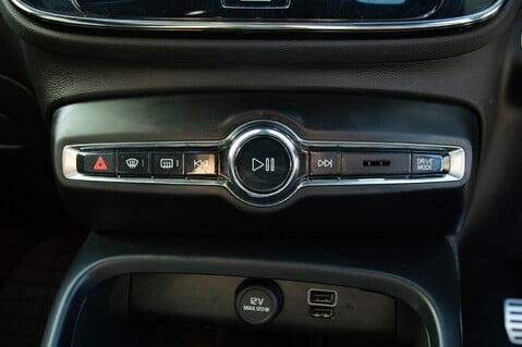 Volvo XC40 RECHARGE T4 R-DESIGN 37