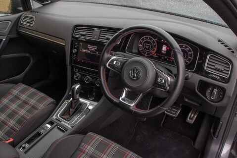 Volkswagen Golf GTI PERFORMANCE TSI DSG 4