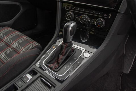 Volkswagen Golf GTI PERFORMANCE TSI DSG 37