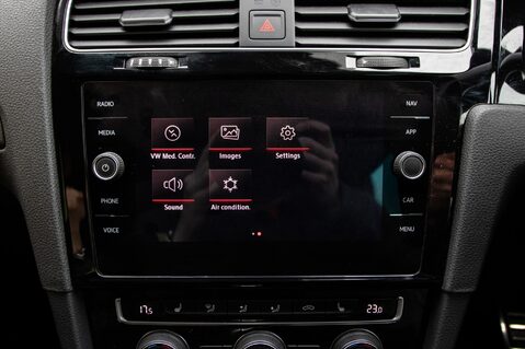 Volkswagen Golf GTI PERFORMANCE TSI DSG 29