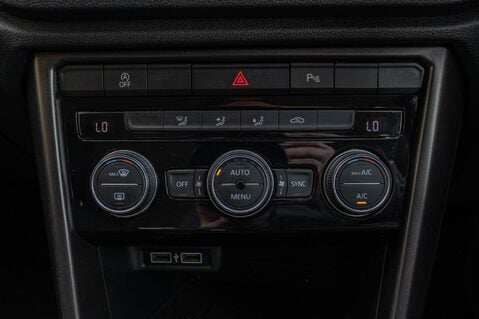 Volkswagen T-Roc SE TSI EVO DSG 33
