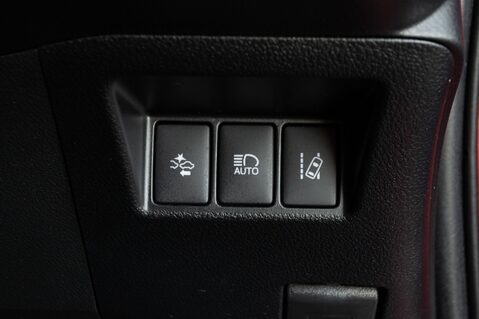 Toyota Yaris VVT-I DESIGN 17