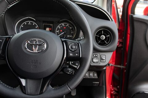 Toyota Yaris VVT-I DESIGN 21