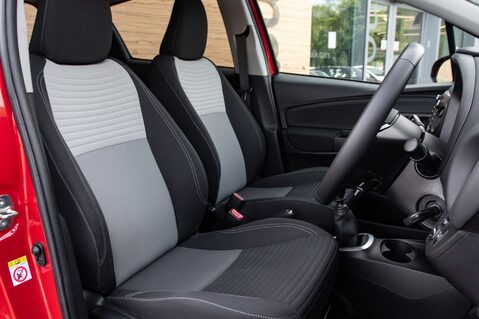 Toyota Yaris VVT-I DESIGN 29