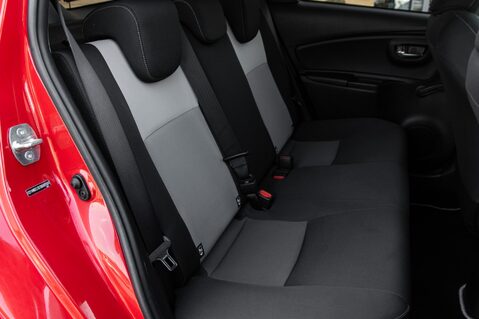 Toyota Yaris VVT-I DESIGN 32