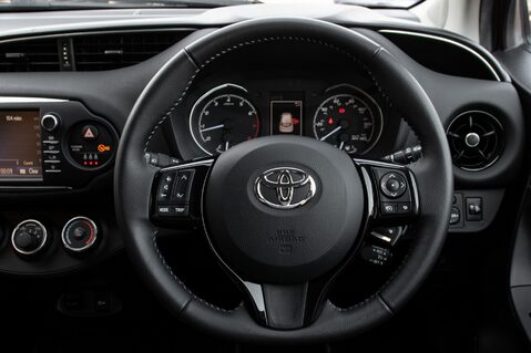 Toyota Yaris VVT-I DESIGN 22