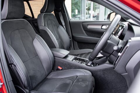 Volvo XC40 D4 R-DESIGN PRO AWD 32