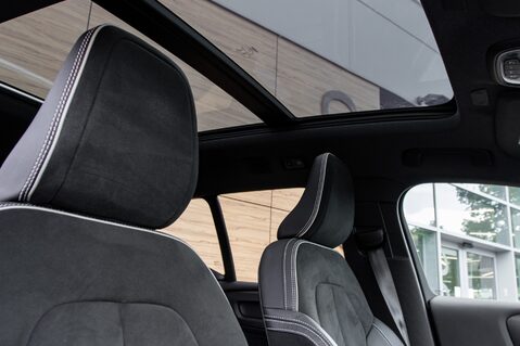 Volvo XC40 D4 R-DESIGN PRO AWD 33